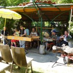 Das Experimental Orchester der Bruderhaus Diakonie bei einem Konzert im Garten des Schaffwerks.
