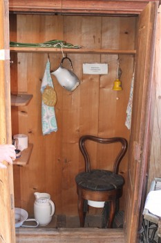 Außentoilette.
