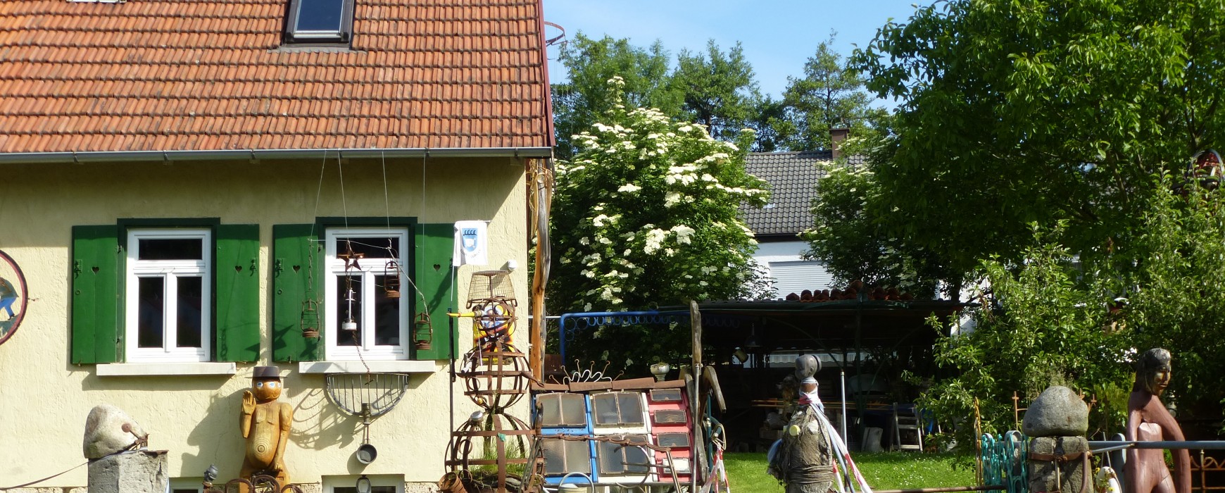 Der Garten des Schaffwerks mit allerlei Skulpturen.