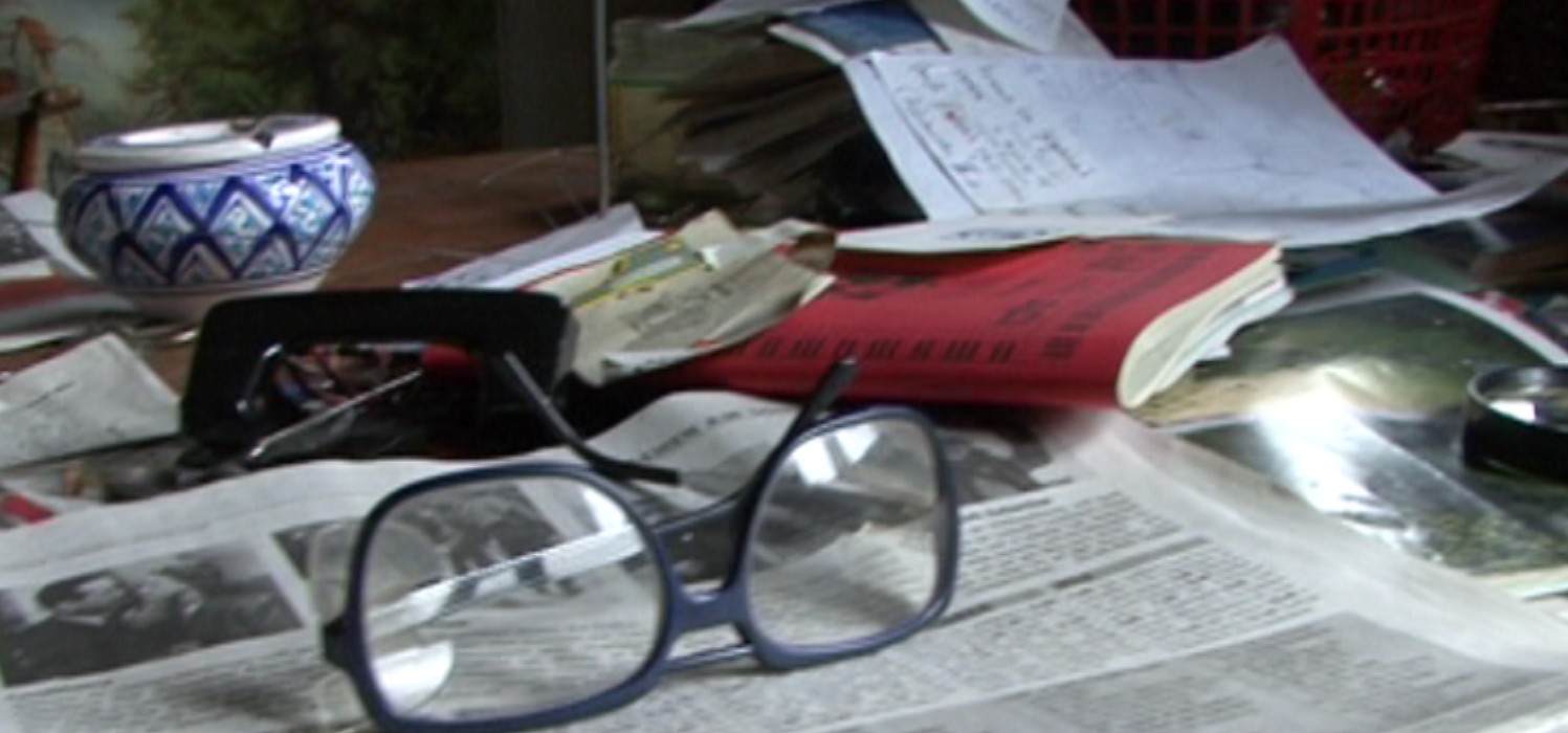 Aus dem Leben gegangen. Eine Brille, eine Zeitung und anderes mehr liegt auf dem Tisch in Peter Kramers Stube.