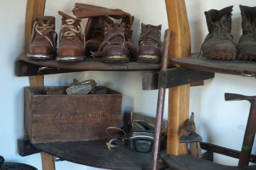 Ski- und Wnaderschuhe im Skizimmer